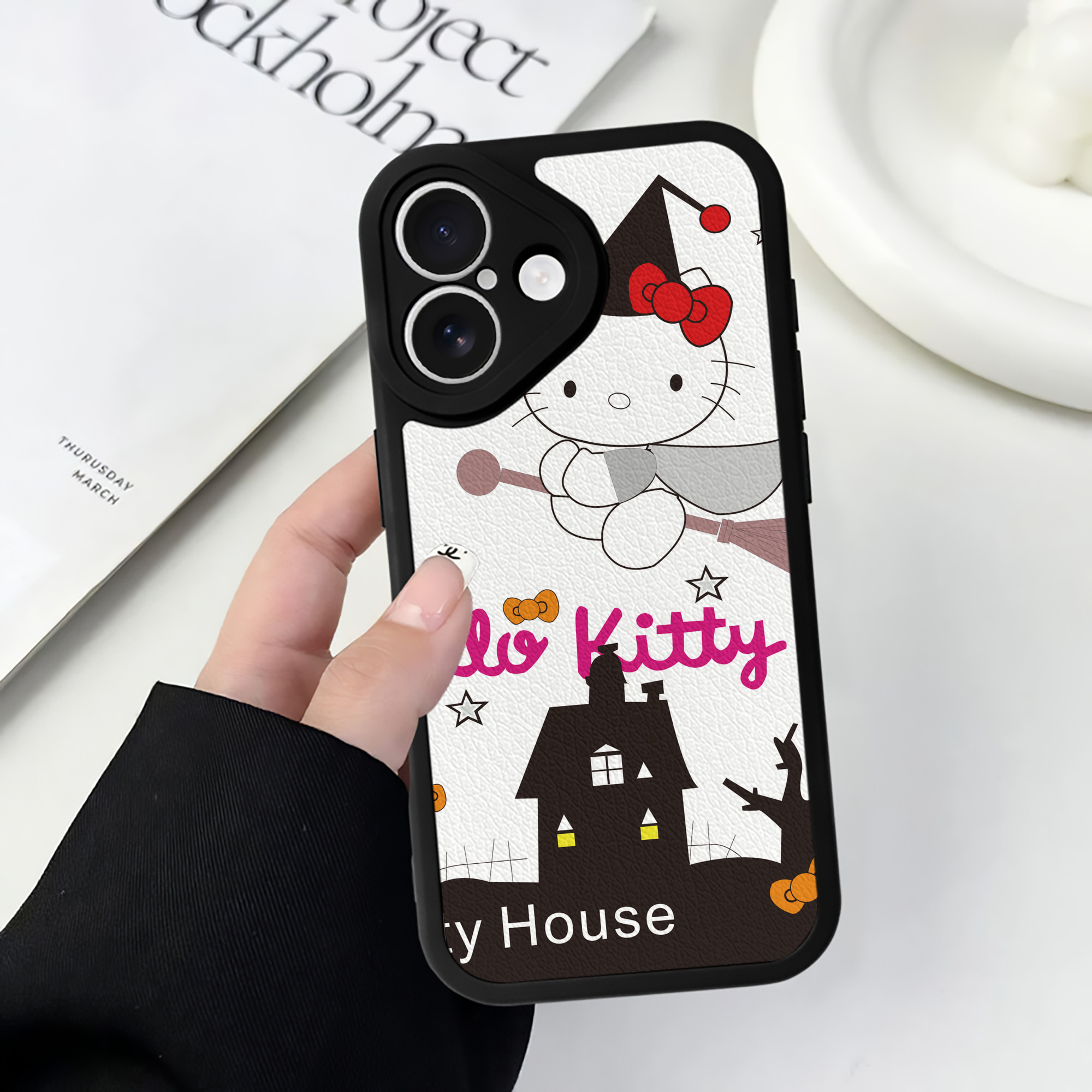 （画像用） Hello Kitty ハローキティ 【iPhone 16シリーズ対応】シリコンスマホケース（レザー調） 材質：シリコン